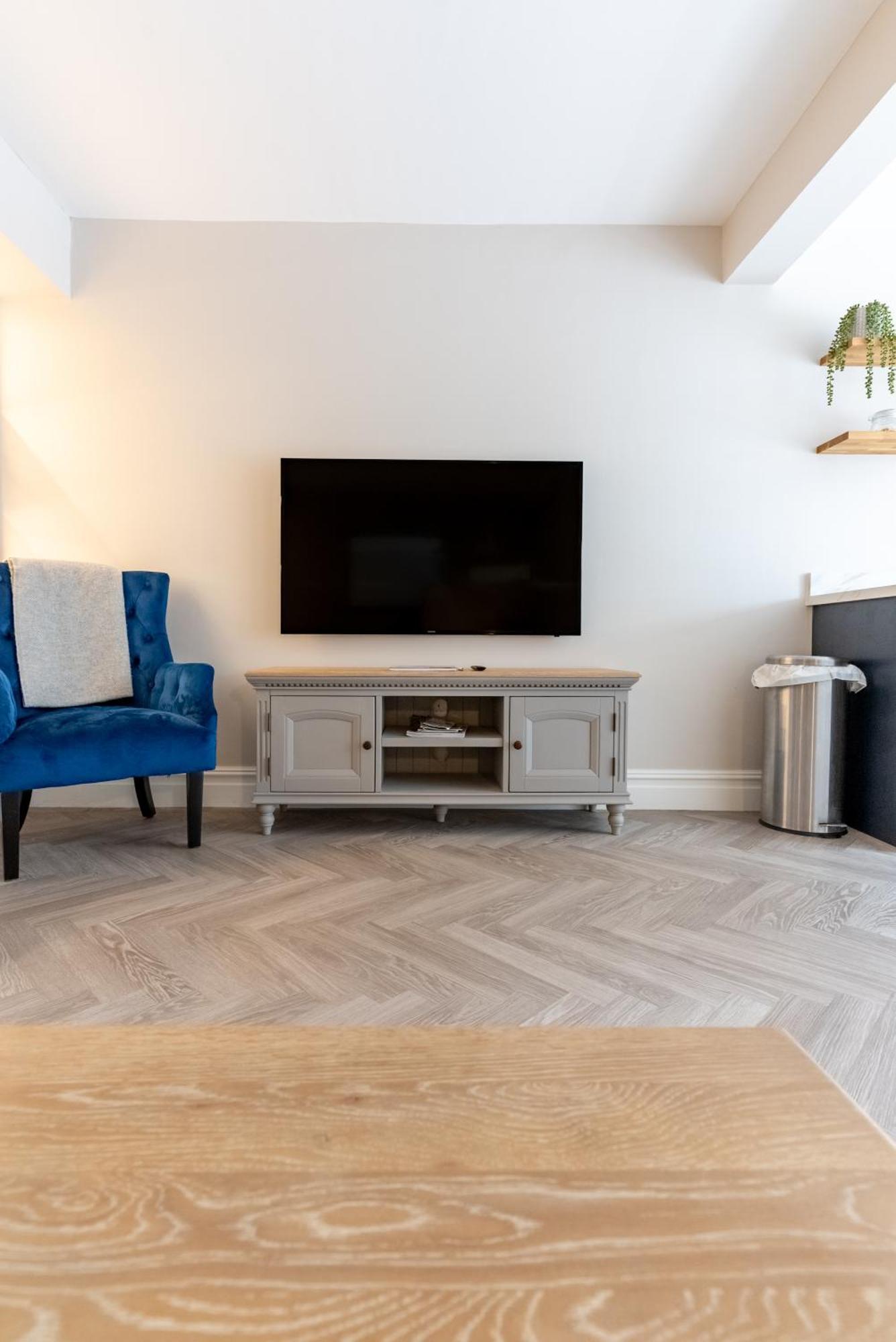 Brand New Riverside Apartment *